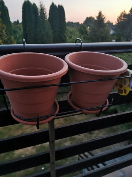 A stand with two pots and their supports for the balcony